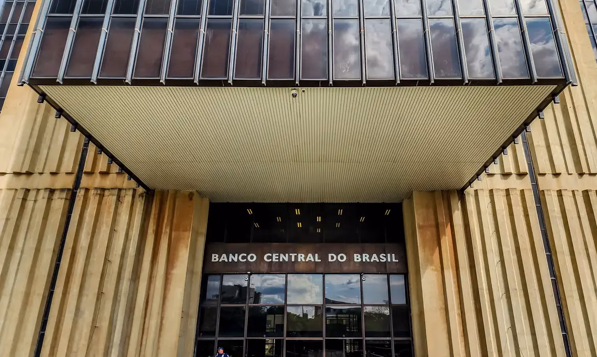 BC sobe Selic a 12,25% de olho na inflação