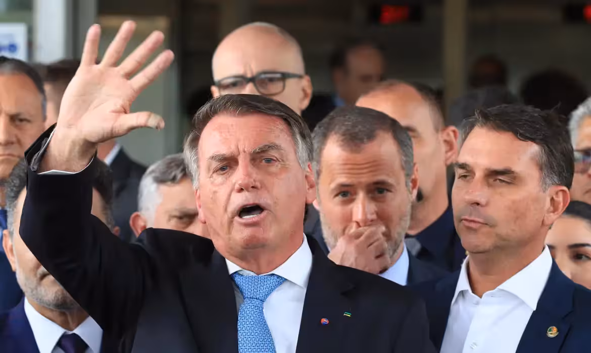 Bolsonaro vai para prisão domiciliar