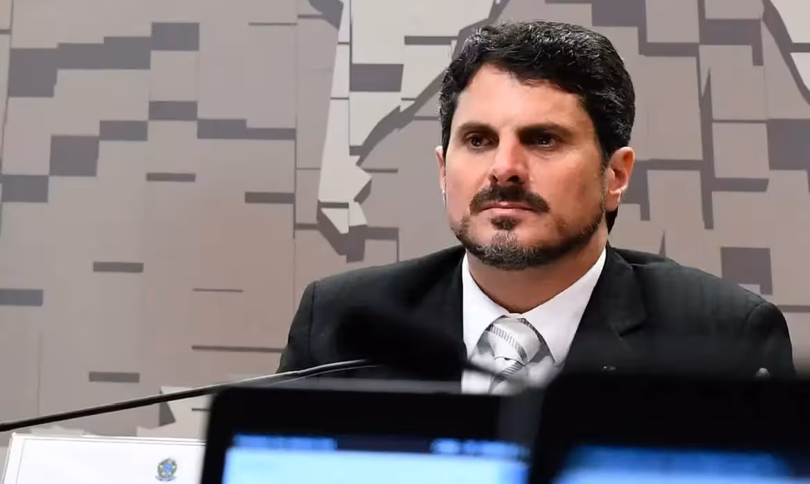 Senador Marcos do Val põe tornozeleira eletrônica