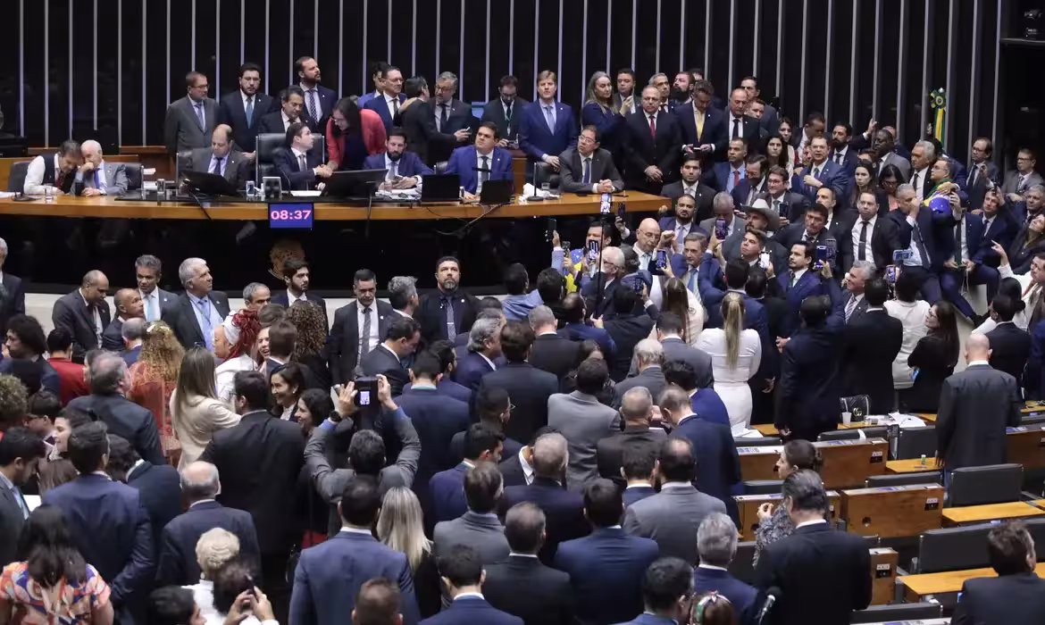 Anistia e prisão domiciliar à Bolsonaro