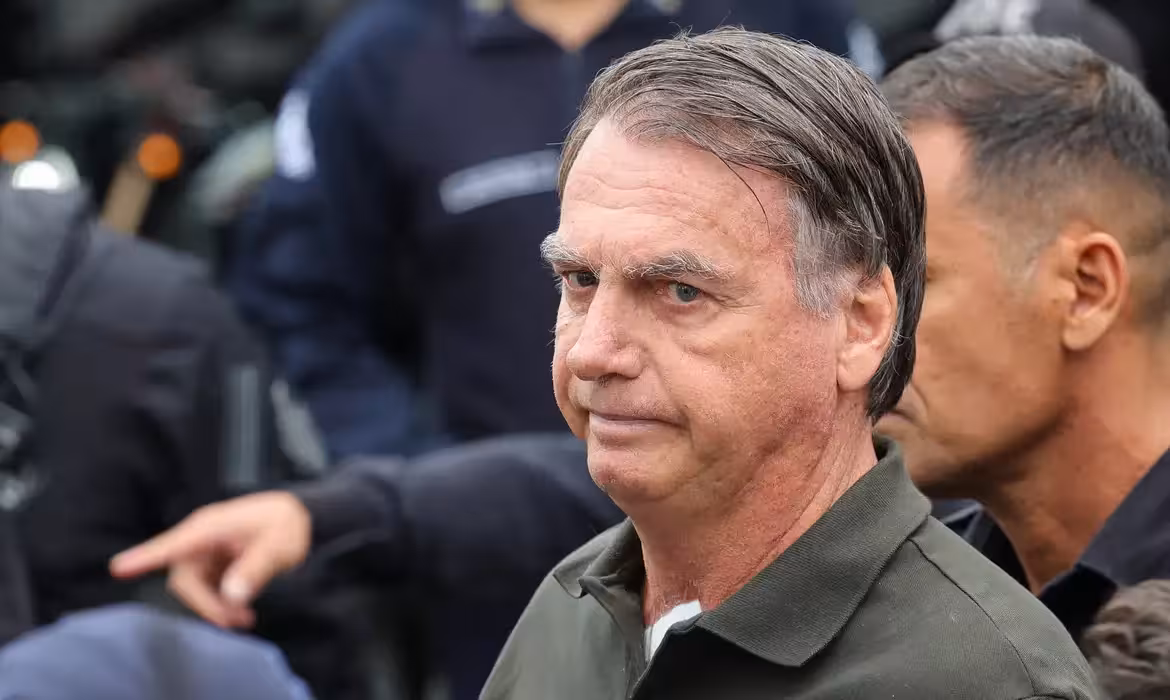 Bolsonaro é internado em Brasília