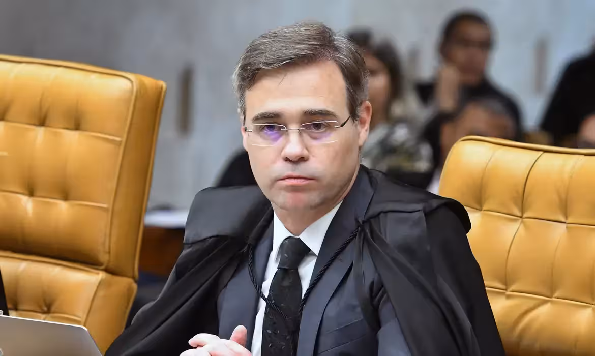 André Mendonça bloqueia bens de sindicato ligado à irmão do Lula