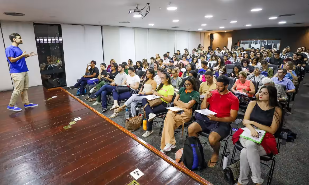 Câmara dos Deputados abre concurso com 140 vagas e salários de até R$ 30 mil