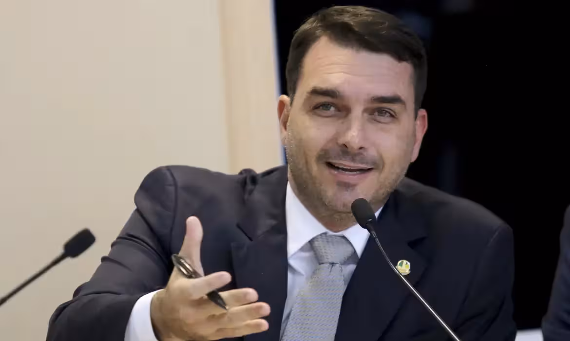 Flávio Bolsonaro convoca líderes do Centrão em busca de apoio à pré‑candidatura