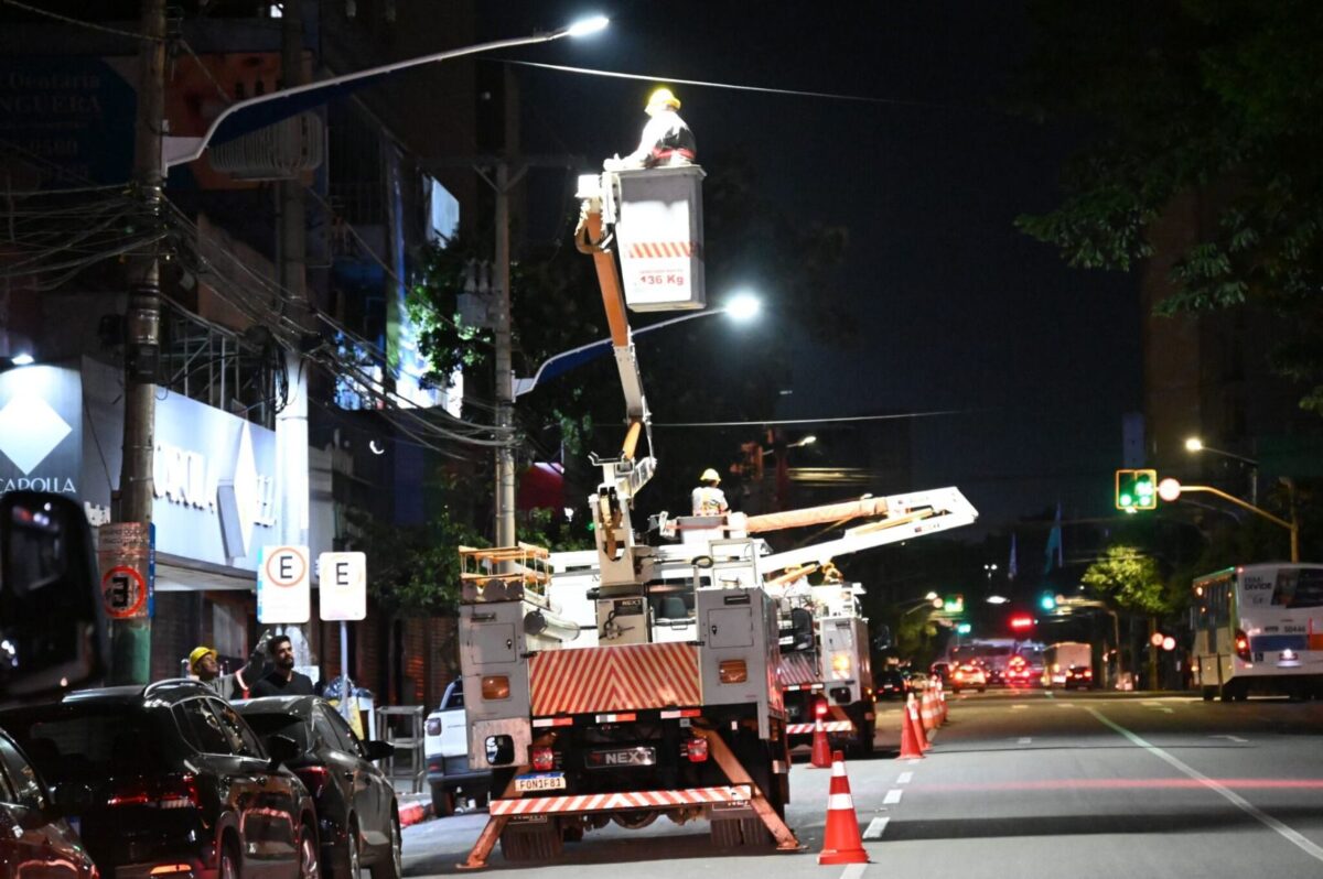 Modernização de iluminação com LED avança em corredores de Goiânia