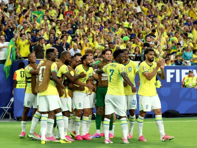 Brasil domina Escócia, vence por 3 a 0 e avança em 1º no grupo C
