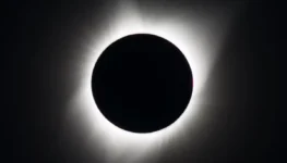 Eclipse solar total visível no hemisfério norte