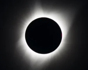 Eclipse solar total visível no hemisfério norte