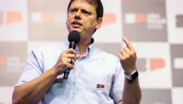 Tarcísio se consolida como principal nome da oposição após saída de Flávio Bolsonaro