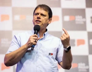 Tarcísio se consolida como principal nome da oposição após saída de Flávio Bolsonaro