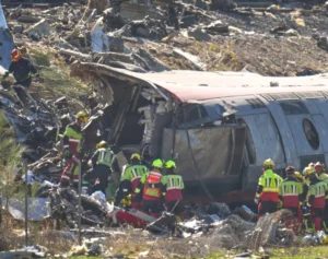 Colisão entre trens de alta velocidade deixa ao menos 30 mortos na Espanha